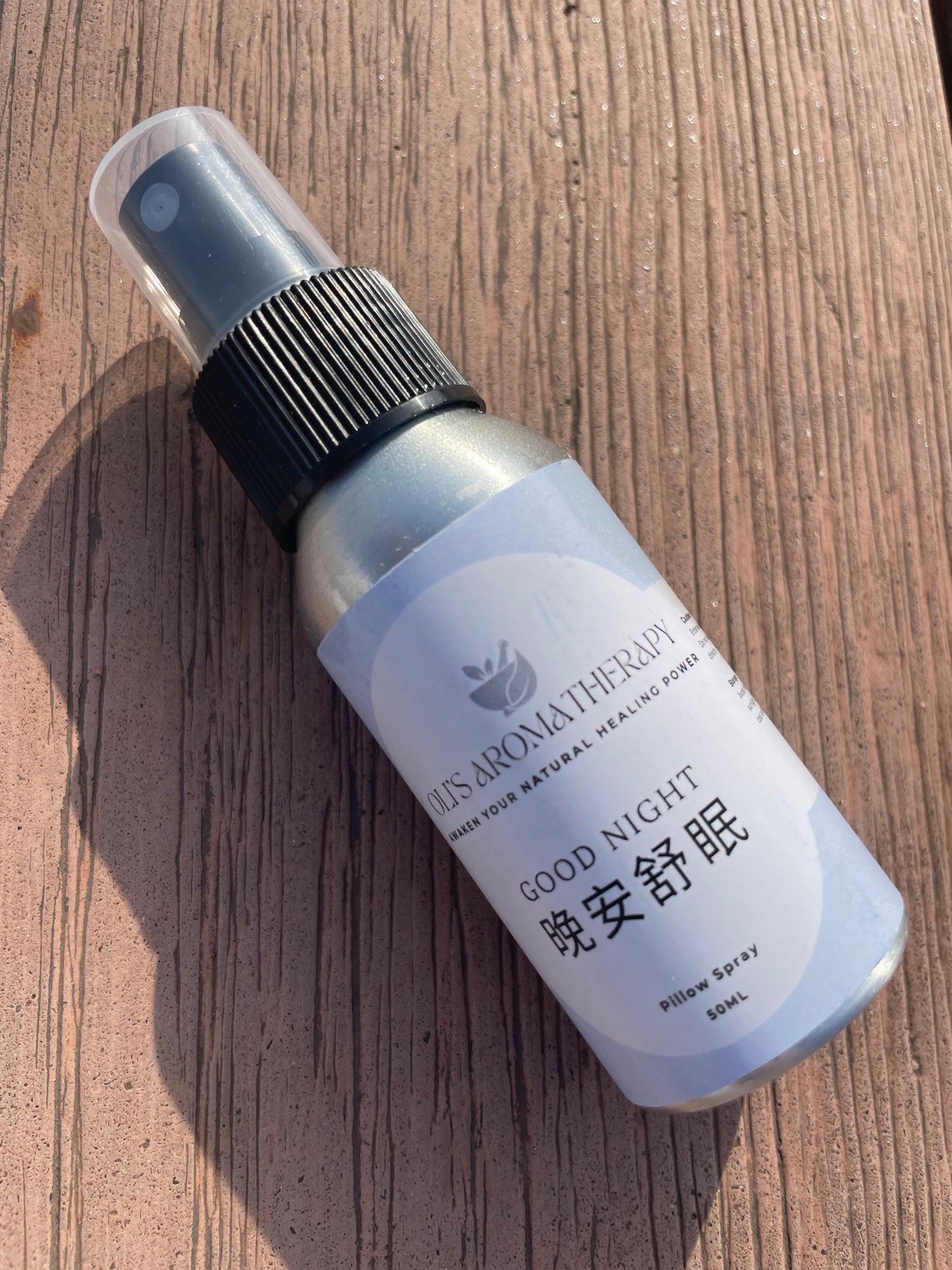 Oli’s Aromatherapy 晚安舒眠噴霧產品照,含天然檀香、薰衣草、天竺葵與甜橙,適合旅行與睡前使用